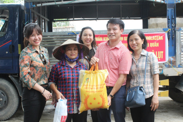 Công ty cổ phần Kinh doanh Gạch ốp lát Viglacera phối hợp cùng đại lý trao quà từ thiện tại Chương Mỹ - Hà Nội